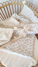 Charger l'image dans la galerie, Couverture bébé "Louison" gaze de coton BIO écru à fleurs et pompons fabriquée en France par Les p'tites Merveilles de Bérénice -