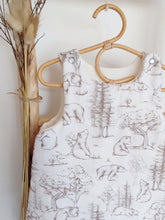 Charger l'image dans la galerie, Gigoteuse 12-36 mois "L'appel de la Forêt" en double gaze de coton BIO blanc cassé et beige et laine française fabriquée en France détails haut 3/4