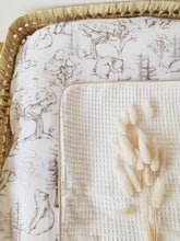 Charger l'image dans la galerie, Housse de matelas à langer en double gaze de coton "L'Appel de la forêt" fabriquée en France par Les p'tites Merveilles de Bérénice