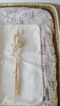 Charger l'image dans la galerie, Housse de matelas à langer en double gaze de coton "L'Appel de la forêt" fabriquée en France par Les p'tites Merveilles de Bérénice