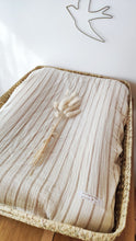 Charger l'image dans la galerie, Housse de matelas à langer en double gaze de coton rayée beige et blanc cassé fabriquée en France par Bébé Bohème