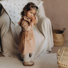 Charger l'image dans la galerie, Jupe à bretelles volantées "Anna" en velours côtelé vieux rose durable et écoresponsable fabriquée en France par Les p'tites Merveilles de Bérénice portée par Alice 27 mois