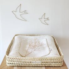 Charger l'image dans la galerie, Panier à langer rectangle tressé en feuilles de palmier osier housse en double gaze de coton BIO Soleil et lange en coton BIO nid d'abeille écru imperméable Fabriqué en France par Les p'tites Merveilles de Bérénice