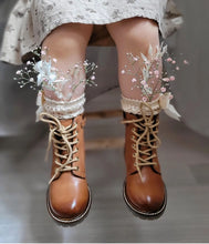 Charger l'image dans la galerie, Chaussettes hautes bébé en coton ajouré pointelle écru style bohème rétro vintage pour Les p'tites Merveilles de Bérénice