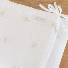 Charger l'image dans la galerie, Tour de lit bébé en double gaze de coton blanc feuilles beiges brodées Fabriqué en France par Les p'tites Merveilles de Bérénice