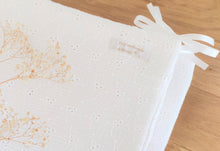 Charger l'image dans la galerie, Tour de lit bébé blanc broderie anglaise en double gaze de coton Fabriqué en France par Les p'tites Merveilles de Bérénice