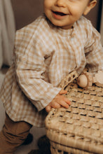 Charger l'image dans la galerie, Chemise bébé garçon Matisse en double gaze de coton vichy beige et blanc écoresponsable fabriquée en France par Les p'tites Merveilles de Bérénice portée par Robin 20 mois