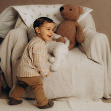 Charger l'image dans la galerie, Chemise bébé garçon Matisse en double gaze de coton vichy beige et blanc écoresponsable fabriquée en France par Les p'tites Merveilles de Bérénice portée par Robin 20 mois