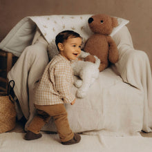 Charger l'image dans la galerie, Pantalon bébé "Mahé" en velours côtelé praliné et chemise vichy beige et blanc en doble gaze de coton durable et écoresponsable fabriqué en France par Les p'tites Merveilles de Bérénice taille 12 mois porté par Andréa 10 mois
