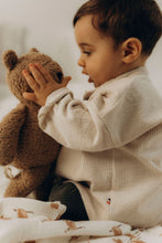 Charger l'image dans la galerie, Chemise bébé garçon Matisse en velours côtelé de coton lavé écru durable et écoresponsable fabriquée en France par Les p'tites Merveilles de Bérénice portée par Andréa 10 mois