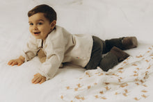 Charger l'image dans la galerie, Pantalon bébé "Mahé" en velours vert mousse et chemise en velours de coton lavé écru durable et écoresponsable fabriqué en France par Les p'tites Merveilles de Bérénice 12 mois sont portés par Andréa 10 mois