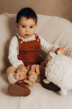 Charger l'image dans la galerie, Salopette bloomer bébé "Eden" évolutive en coton Biologique rouille à fleurs bleues fabriquée en France par Les p'tites Merveilles de Bérénice portée par Suzanne 14 mois