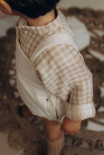 Charger l'image dans la galerie, Chemise bébé garçon Matisse en double gaze de coton vichy beige et blanc écoresponsable fabriquée en France par Les p'tites Merveilles de Bérénice portée par Robin 20 mois