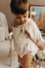 Charger l'image dans la galerie, Chemise bébé garçon Matisse en double gaze de coton vichy beige et blanc écoresponsable fabriquée en France par Les p'tites Merveilles de Bérénice portée par Robin 20 mois