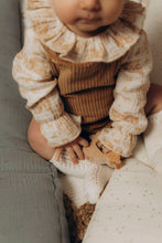 Charger l&#39;image dans la galerie, Chaussettes hautes bébé en coton ajouré pointelle écru style bohème rétro vintage pour Les p&#39;tites Merveilles de Bérénice style bohème rétro vintage pour Les p&#39;tites Merveilles de Bérénice

