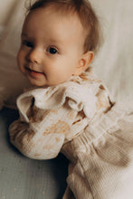 Charger l'image dans la galerie, Blouse bébé fille Flora en double gaze de coton écureuils folk écru et beige durable et écoresponsable fabriquée en France par Les p'tites Merveilles de Bérénice portée par Louison 6 mois
