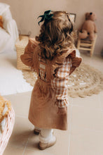 Charger l'image dans la galerie, Jupe à bretelles volantées "Anna" en velours côtelé vieux rose durable et écoresponsable fabriquée en France par Les p'tites Merveilles de Bérénice portée par Alice 27 mois