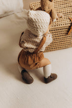 Charger l&#39;image dans la galerie, Bonnet béguin bébé mixte épais tricoté chaud maille torsadée en relief couleur lin style bohème rétro vintage pour Les p&#39;tites Merveilles de Bérénice porté par Andréa 10 mois
