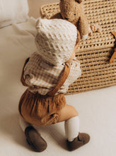 Charger l'image dans la galerie, Chemise bébé garçon Matisse en double gaze de coton vichy beige et blanc écoresponsable fabriquée en France par Les p'tites Merveilles de Bérénice portée par Robin 20 mois