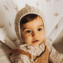 Charger l'image dans la galerie, Bonnet béguin bébé mixte épais tricoté chaud maille torsadée en relief couleur lin style bohème rétro vintage pour Les p'tites Merveilles de Bérénice porté par Andréa 10 mois