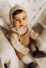 Charger l'image dans la galerie, Chemise bébé garçon Matisse en double gaze de coton vichy beige et blanc écoresponsable fabriquée en France par Les p'tites Merveilles de Bérénice portée par Robin 20 mois