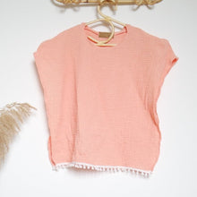 Charger l'image dans la galerie, Poncho de bain ou plage bohème fait main en double gaze de coton rose à pompons blancs