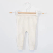 Charger l'image dans la galerie, Pantalon legging bébé Anatole écru à grosses côtes en laine mélangée tricotée | Fabriqué en France pour Les p'tites Merveilles de Bérénice