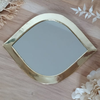 Miroir artisanal marocain en forme d'œil en laiton doré