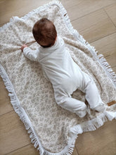 Charger l'image dans la galerie, Couverture bébé bohème "Louison" gaze de coton BIO à fleurs, frange et fausse fourrure.
