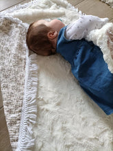 Charger l'image dans la galerie, Couverture bébé bohème "Louison" gaze de coton BIO à fleurs, frange et fausse fourrure.