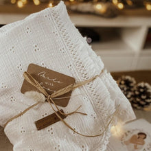 Charger l'image dans la galerie, Couverture bébé bohème "broderie anglaise" gaze de coton blanche, frange et fausse fourrure.