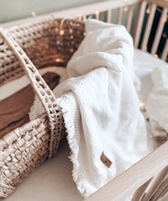 Charger l'image dans la galerie, Couverture bébé bohème "broderie anglaise" gaze de coton blanche, frange et fausse fourrure.