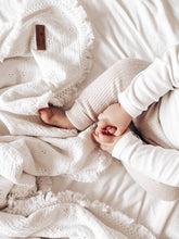 Charger l'image dans la galerie, Couverture bébé bohème "broderie anglaise" gaze de coton blanche, frange et fausse fourrure.