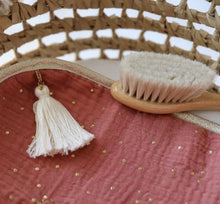 Charger l'image dans la galerie, Cape de bain Terracota en coton éponge nid d'abeille BIO double gaze de coton à pois dorés et pompon bohème - personnalisée au prénom de bébé.