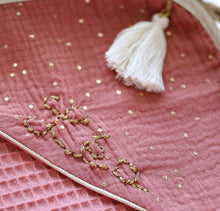 Charger l'image dans la galerie, Cape de bain Terracota en coton éponge nid d'abeille BIO double gaze de coton à pois dorés et pompon bohème - personnalisée au prénom de bébé.
