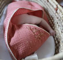 Charger l'image dans la galerie, Cape de bain Terracota en coton éponge nid d'abeille BIO double gaze de coton à pois dorés et pompon bohème - personnalisée au prénom de bébé.