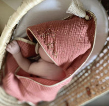 Charger l'image dans la galerie, Cape de bain Terracota en coton éponge nid d'abeille BIO double gaze de coton à pois dorés et pompon bohème - personnalisée au prénom de bébé.
