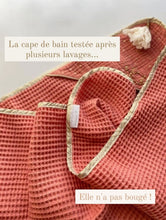 Charger l'image dans la galerie, Cape de bain Terracota en coton éponge nid d'abeille BIO double gaze de coton à pois dorés et pompon bohème - personnalisée au prénom de bébé.