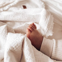 Charger l'image dans la galerie, Couverture bébé bohème "broderie anglaise" gaze de coton blanche, frange et fausse fourrure Fait Main en France | Les p'tites Merveilles de Bérénice