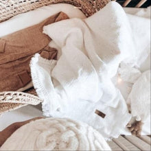 Charger l'image dans la galerie, Couverture bébé bohème "broderie anglaise" gaze de coton blanche, frange et fausse fourrure.