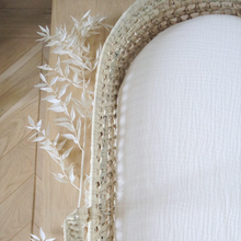 Charger l'image dans la galerie, Panier à langer pour bébé + matelas et drap housse en double gaze de coton BIO écru | Panier pour le change de bébé en fibres naturelles.