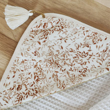 Charger l'image dans la galerie, Cape de bain "Feuilles" en coton éponge nid d'abeille BIO blanc cassé et tissu jersey "Feuillages" et pompon bohème - personnalisée au prénom de bébé.