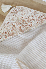 Charger l'image dans la galerie, Cape de bain "Feuilles" en coton éponge nid d'abeille BIO blanc cassé et tissu jersey "Feuillages" et pompon bohème - personnalisée au prénom de bébé.