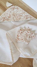 Charger l'image dans la galerie, Cape de bain "Feuilles" en coton éponge nid d'abeille BIO blanc cassé et tissu jersey "Feuillages" et pompon bohème - personnalisée au prénom de bébé.