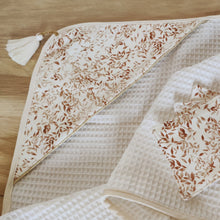 Charger l'image dans la galerie, Cape de bain "Feuilles" en coton éponge nid d'abeille BIO blanc cassé et tissu jersey "Feuillages" et pompon bohème - personnalisée au prénom de bébé.