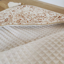 Charger l'image dans la galerie, Cape de bain "Feuilles" en coton éponge nid d'abeille BIO blanc cassé et tissu jersey "Feuillages" et pompon bohème - personnalisée au prénom de bébé.