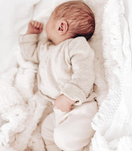 Charger l'image dans la galerie, Couverture bébé bohème "broderie anglaise" gaze de coton blanche, frange et fausse fourrure Fait Main en France | Les p'tites Merveilles de Bérénice