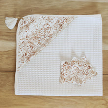 Charger l'image dans la galerie, Cape de bain "Feuilles" en coton éponge nid d'abeille BIO blanc cassé et tissu jersey "Feuillages" et pompon bohème - personnalisée au prénom de bébé.