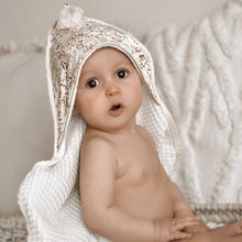 Charger l'image dans la galerie, Cape de bain "Feuilles" en coton éponge nid d'abeille BIO blanc cassé et tissu jersey "Feuillages" et pompon bohème - personnalisée au prénom de bébé.