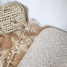 Charger l'image dans la galerie, Housse matelas à langer gaze de coton BIO "Feuilles" blanc et beige Fait Main en France | Les p'tites Merveilles de Bérénice